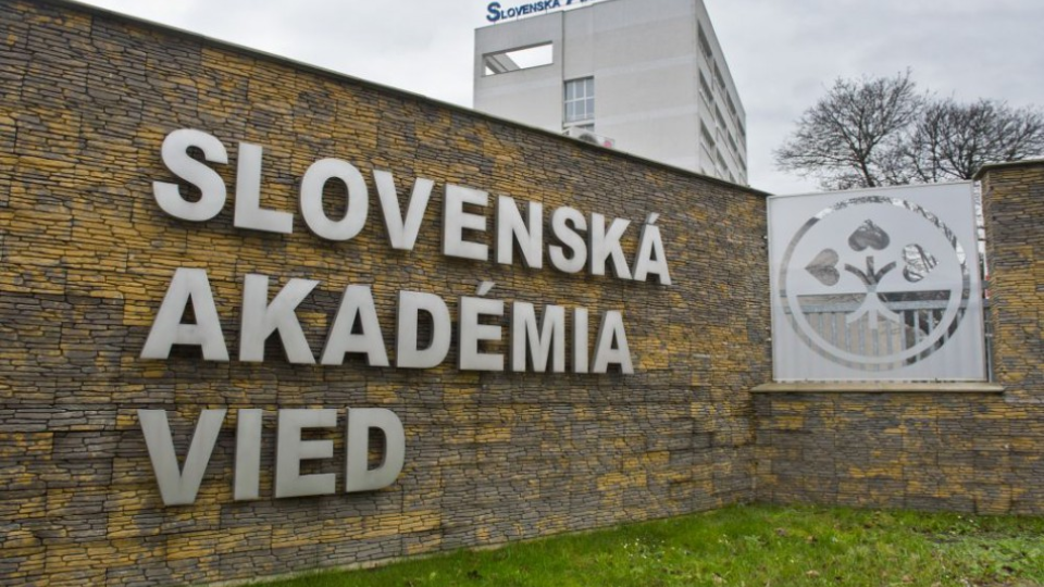 Na snímke vchod do areálu Slovenskej akadémie vied (SAV) na Dúbravskej ceste v Bratislave.