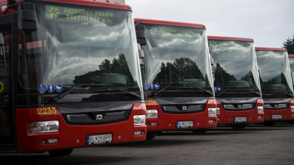 Tlačová konferencia Dopravného podniku Bratislava, a.s., pri príležitosti dodania prvých nových 38 autobusov (na snímke) z celkového počtu 90  v Bratislave 7. septembra 2017. 