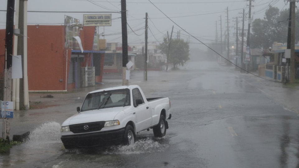 Muž jazdí na aute počas hurikánu Irma vo Fajarde v Portortiku 6. septembra 2017.