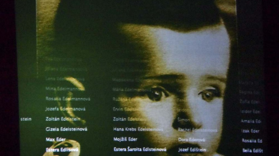 Na snímke mená obetí holokaustu počas pietneho aktu Čítania mien obetí holokaustu 7. septembra 2017 v Bratislave.