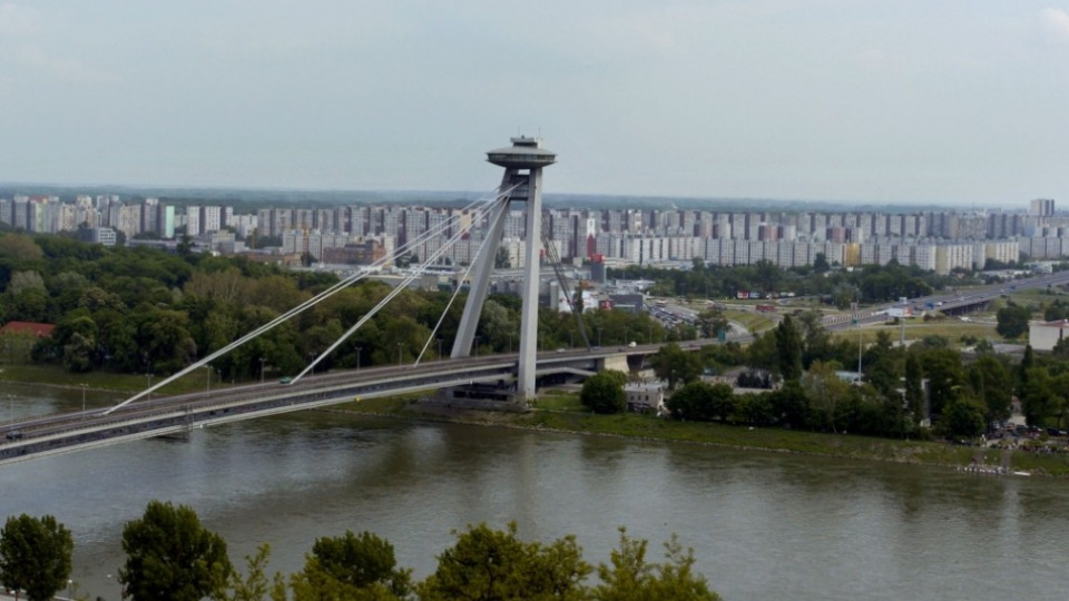 Pohľad na bratislavský Nový most, na snímke v pozadí je sídlisko Petržalka.