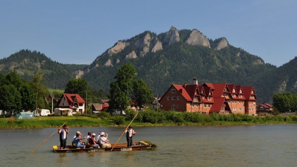 Na snímke pltníci prevážajú turistov na pltiach po rieke Dunajec v Červenom Kláštore.