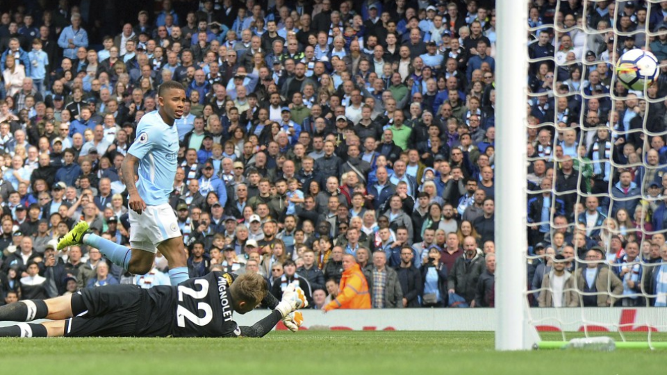 Gabriel Jesus (vľavo) z Manchester City strieľa gól v zápase 5. kola anglickej Premier League Manchester City - Liverpool 9. septembra 2017 v Manchestri.