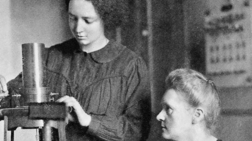 Iréne Joliot-Curieová a matkou Marie
