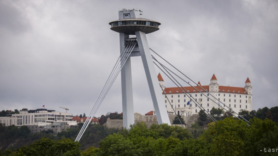 Na snímke výhľad na most SNP a Bratislavský hrad.