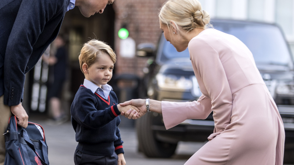 Učiteľka súkromnej prípravnej školy Thomas's School Helen Haslemová víta britského princa Georgea v spoločnosti jeho otca vojvodu z Cambridgea.
