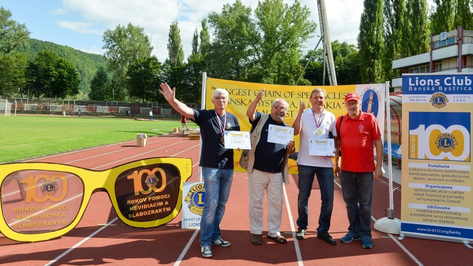 Lioni Mora,Mišiak a Krátky s komisárom knihy Slovenských rekordov Igorom Svítekom a certifikátmi o osvedčení rekordov.