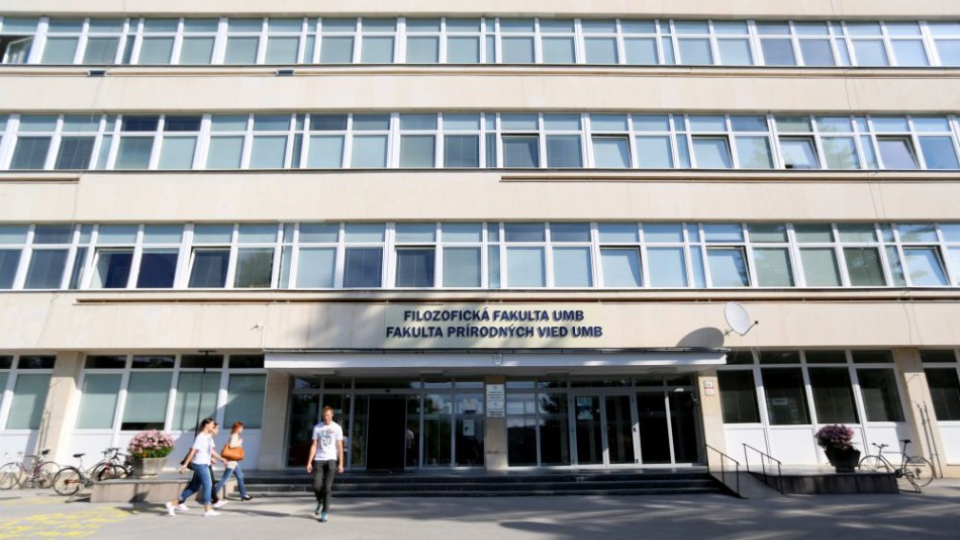 Na ilustračnej snímke budova Filozofickej fakulty a fakulty Prírodných vied Univerzity Mateja Bela.