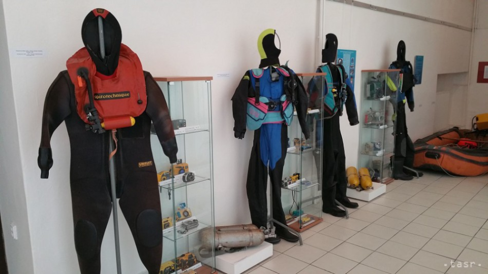 Na snímke sú potápačské obleky na výstave historickej potápačskej techniky v Gemersko-malohontskom múzeu v Rimavskej Sobote.