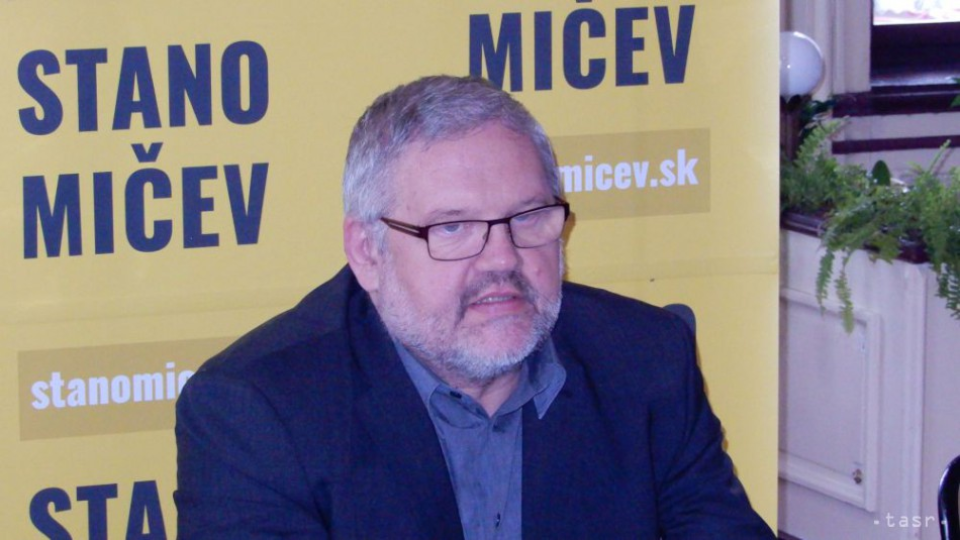 Na snímke kandidát na predsedu Banskobystrického samosprávneho kraja (BBSK) Stanislav Mičev počas tlačovej konferencie v Lučenci, 19. apríla 2017.