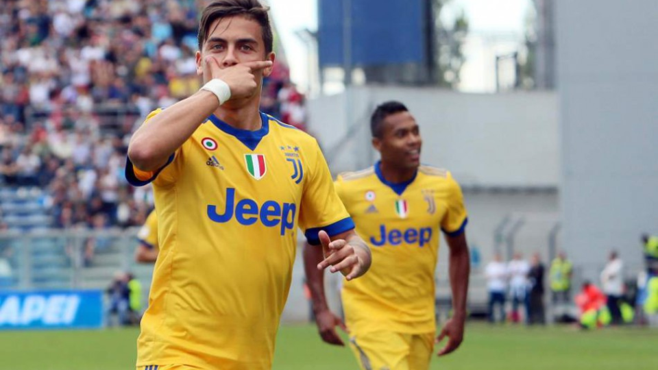 Na snímke argentínsky útočník Juventusu Paulo Dybala zaznamenal hetrik v zápase 4. kola talianskej futbalovej Serie A Sassuolo - Juventus Turín (1:3) v Reggio Emilia v nedeľu 17. septembra 2017. 