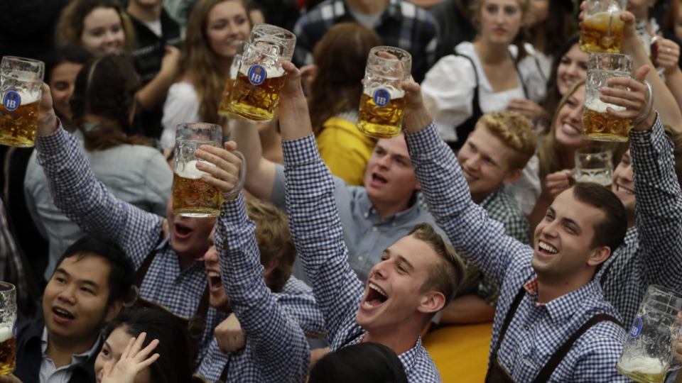 Na snímke návštevníci oslavujú otvorenie 184. ročníka pivného festivalu Oktoberfest v nemeckom Mníchove v sobotu 16. septembra 2017. Najväčší svetový festival piva potrvá do 3. októbra 2017. 