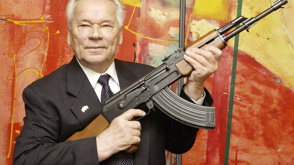 Na archívnej snímke z 26. júla 2002  vynálezca samopalu AK-47 Michail Kalašnikov predstavuje svoj slávny samopal