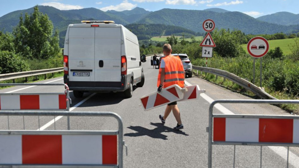 Na archívnej snímke z júla odstraňovanie dopravných značení na ceste I/18 počas sprejazdnenia cestnej premávky v Strečne.