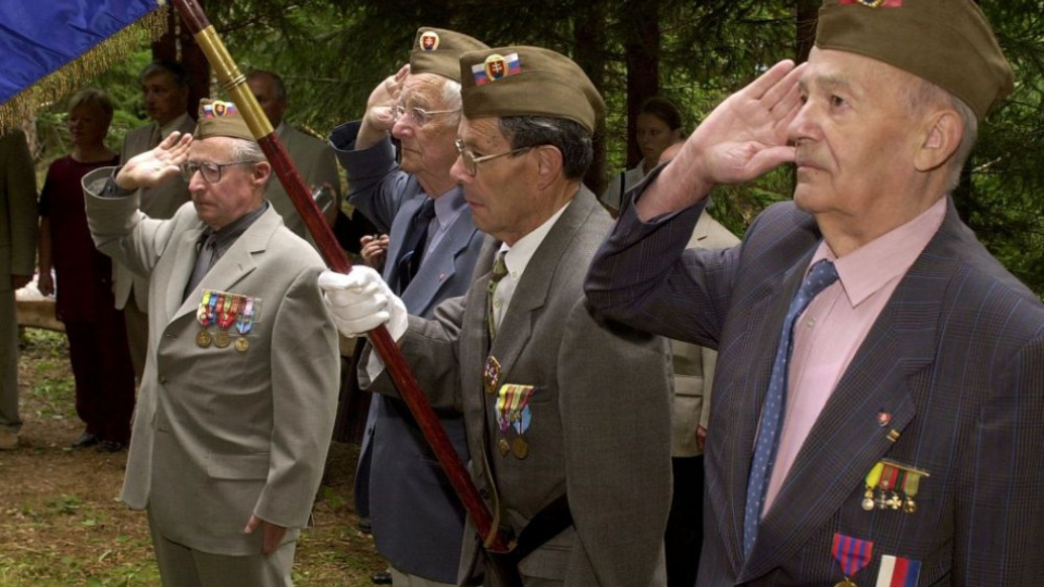 Na snímke z 26. augusta 2004 sú francúzski účastníci bojov v SNP (zľava): Roger Nael, Claude Diudier, René Baudru a Raymond Vie.