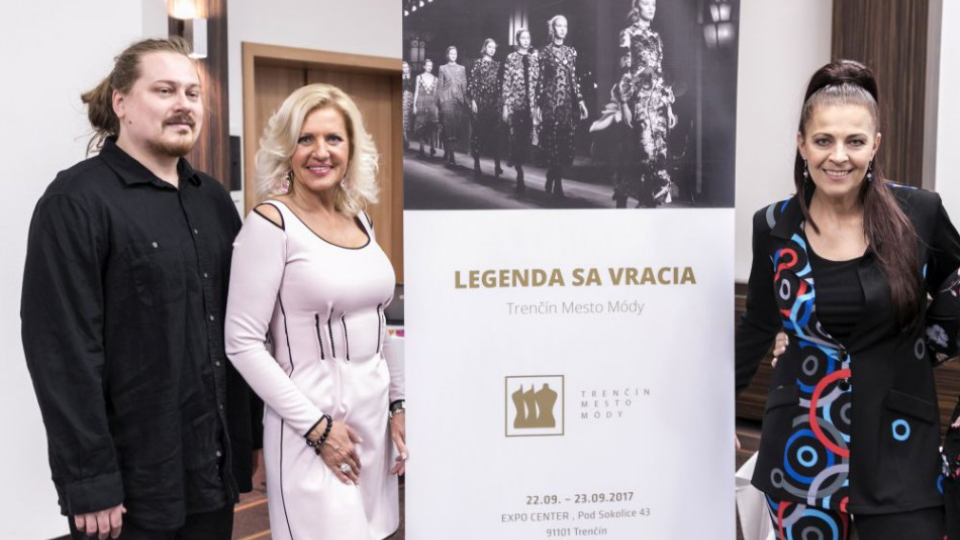 Na archívnej snímke zľava módny návrhár Boris Hanečka, koordinátorka projektu Daniela Lelkes a organizátorka projektu Jana Jankovičová počas tlačovej konferencie organizačného tímu veľtrhu Trenčín mesto módy v Bratislave 4. apríla 2017. 