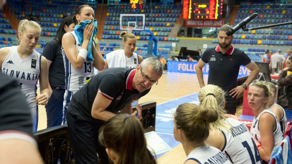 Na snímke uprostred tréner tímu Slovenska Marian Svoboda.