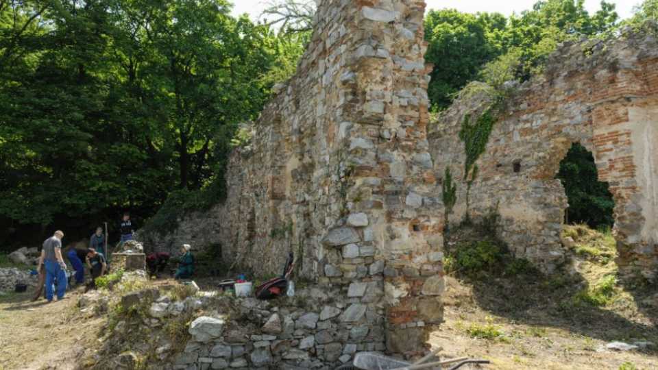 Ruiny kláštorného kostola na Zobore.