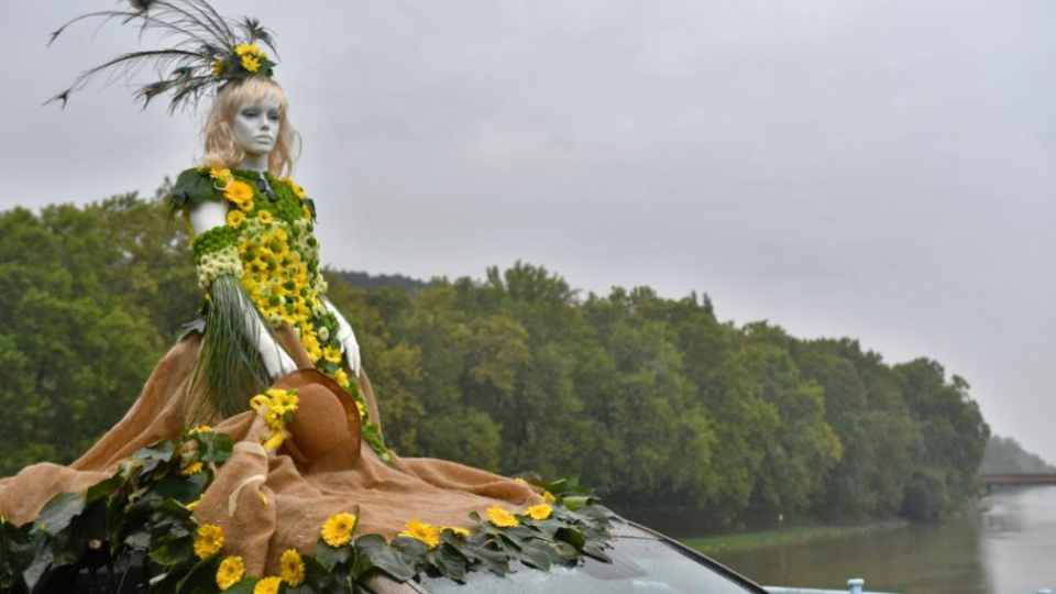 Na snímke alegorický voz počas Kvetinového korza, ktorým vyvrcholila národná súťaž vo viazaní kvetov Victoria Regia v Piešťanoch 23. septembra 2017.