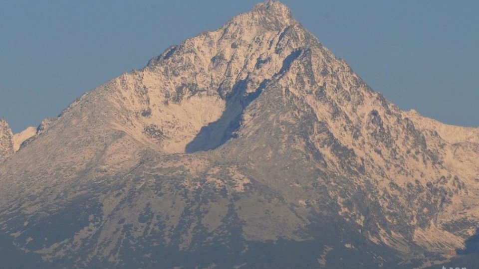 Na archívnej snímke pohľad na zasnežený vrchol Gerlachovského štítu vo Vysokých Tatrách