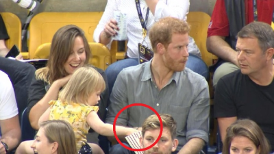 Princ Harry pristihol 2-ročné dievčatko, ako mu kradne pukance. Svojou reakciou ukázal, že bude perfektný tato!