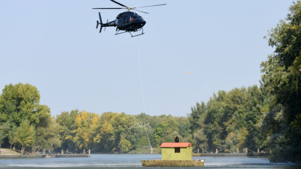 Na snímke vrtuľník so záchranármi počas ukážok medzinárodného cvičenia 