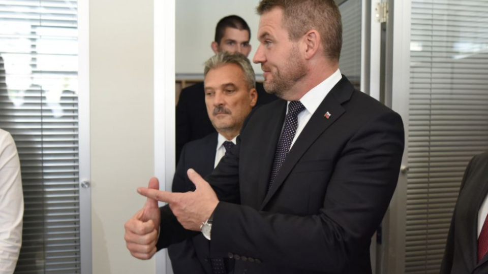 Na snímke vpravo podpredseda vlády SR pre investície a informatizáciu SR Peter Pellegrini (vpravo) počas návštevy nových priestorov Informačno - poradenského centra v Trnave v stredu 4. októbra 2017. 
