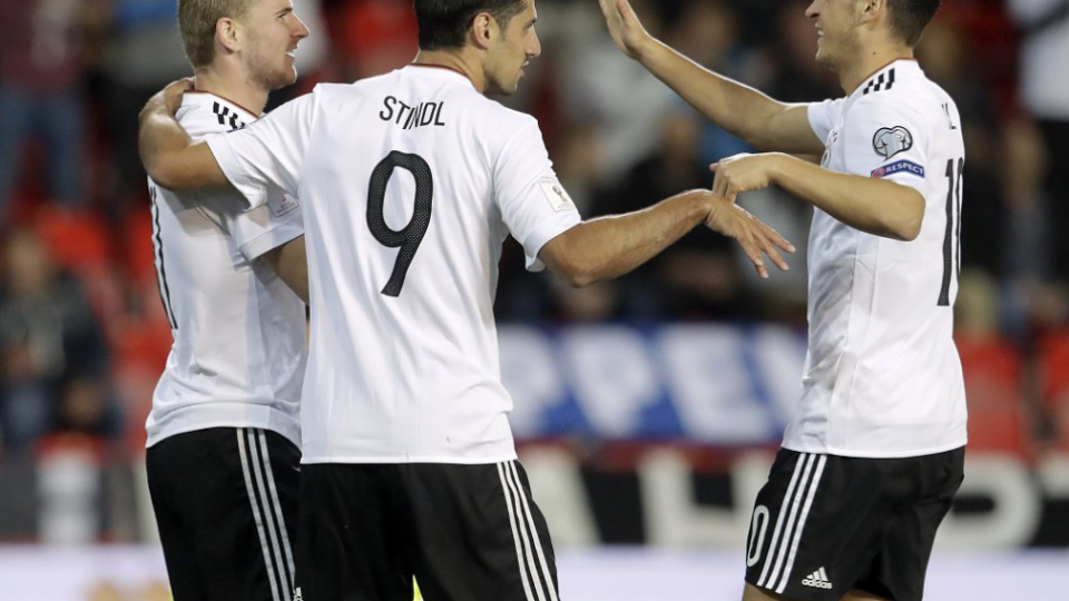 Nemeckí hráči zľava Timo Werner, Lars Stindl a Mesut Özil, ilustračná snímka.