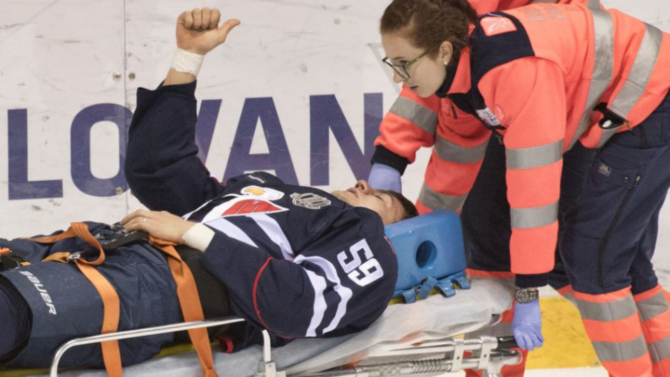Na snímke zranený hokejista Andrej Šťastný (Slovan), ktorého záchranári po narazení súperom na mantinel odnášajú na vyšetrenie do nemocnice v utorkovom domácom súboji KHL medzi HC Slovan Bratislava a Severstaľ Čerepovec v Bratislave 3. októbra 2017. 