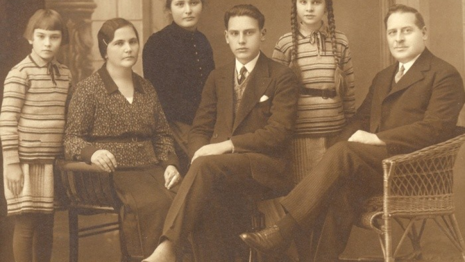 Na archívnej snímke Martin Rázus s rodinou.
