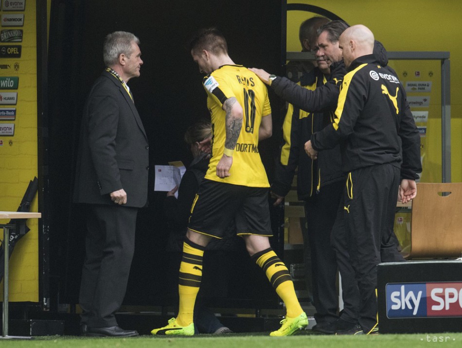 Zranený futbalista Dortmundu Marco Reus odchádza do šatne v sobotňajšom zápase 23. kola nemeckej Bundesligy Borussia Dortmund - Bayer Leverkusen v Dortmunde 4. marca 2017.