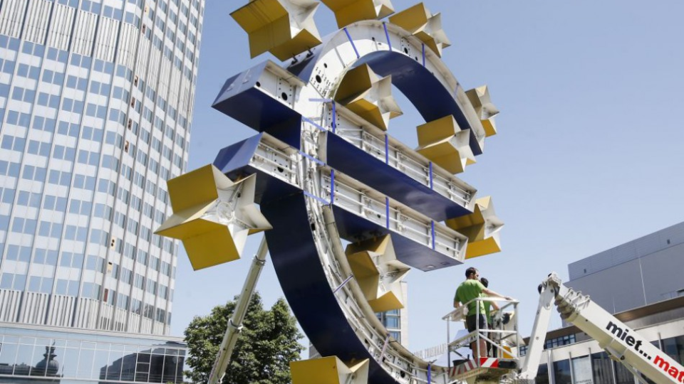 Socha eura pred Európskou centrálnou bankou vo Frankfurte nad Mohanom