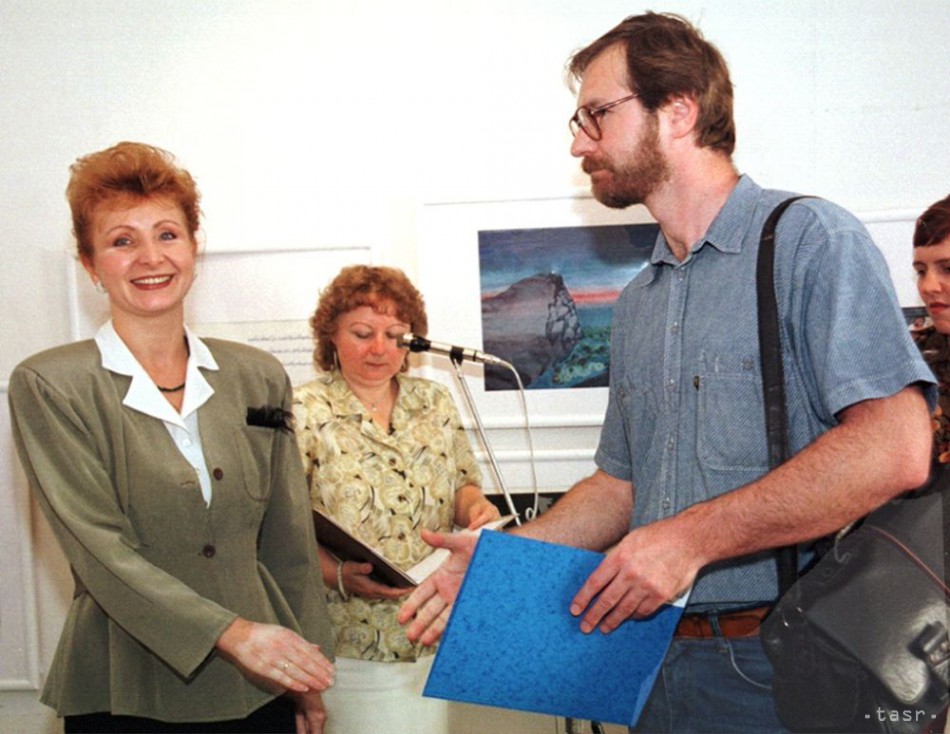 Na archívnej snímke Mária Šajdíková, riaditeľka Bibiany s Martinom Kellenbergerom, ktorý preberá ocenenie za ilustrovanie knihy jari 1997 Lov slov od Jozefa Pavloviča, 25. júna 1998, Bratislava