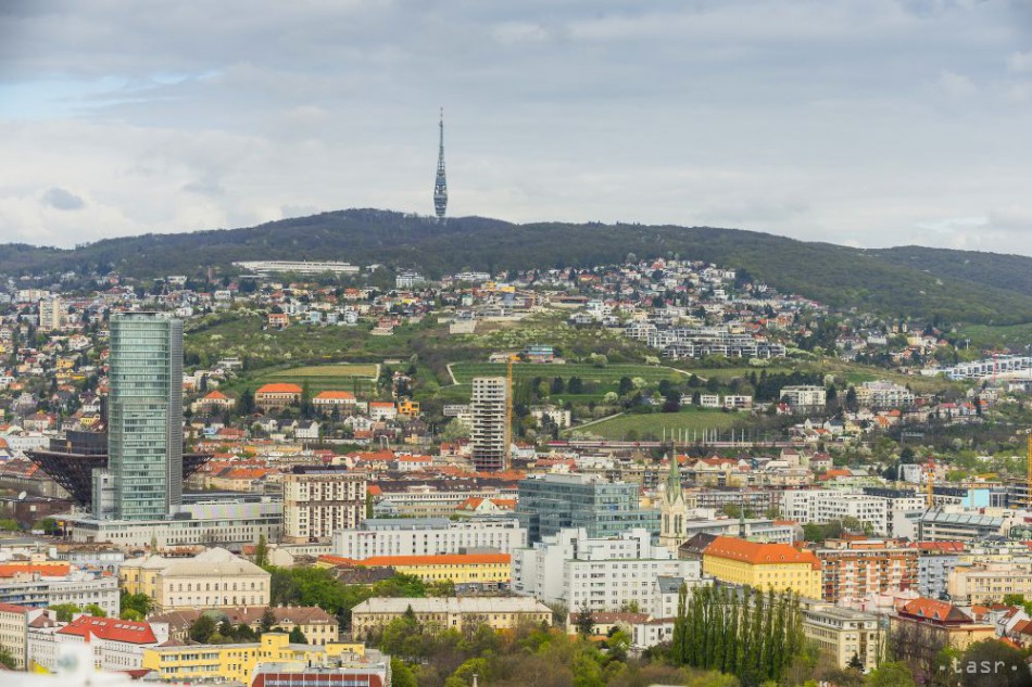 Na snímke pohľad na západnú časť mesta Bratislava. Celkom hore vysielač na Kamzíku, pod ním bratislavská Koliba.