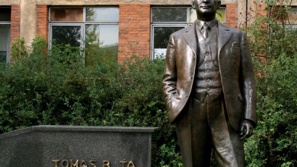 Na snímke v nadživotnej veľkosti bronzová socha zakladateľa firmy Baťa, Tomáša Baťu pred bývalou obuvníckou fabrikou v Partizánskom.