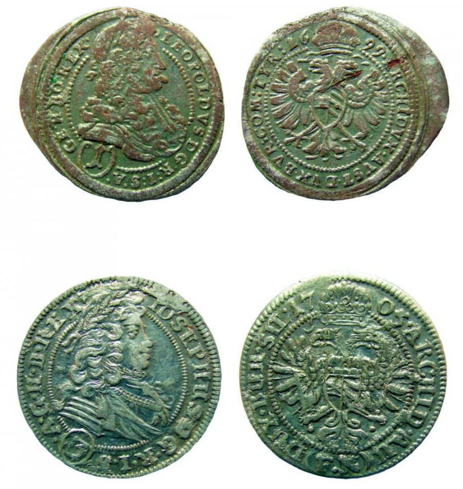  Na ilustračnej snímke strieborné mince, ktoré objavili  v Lučivnej. 