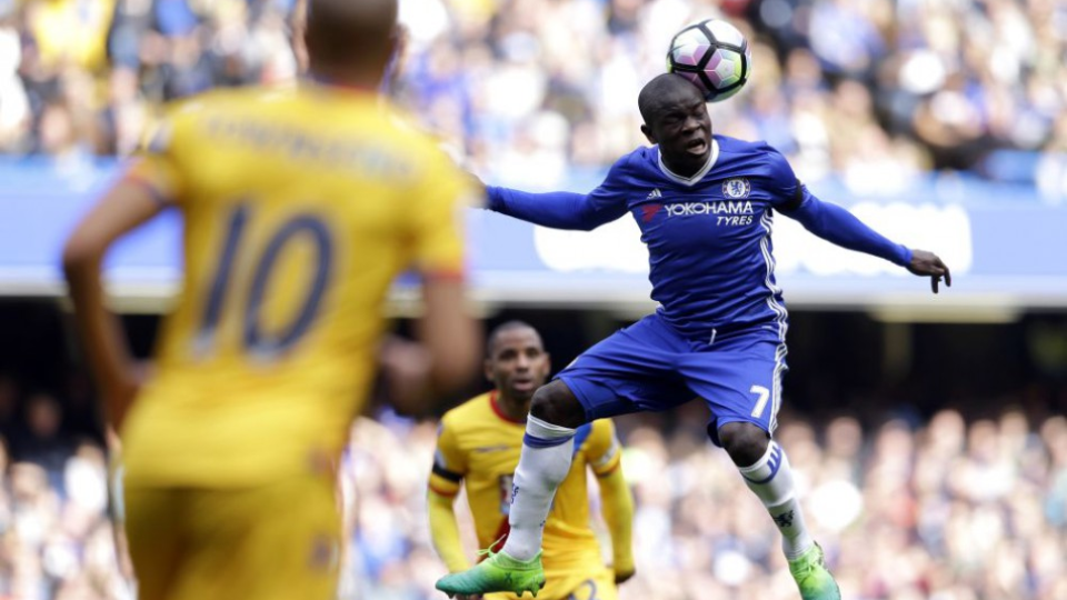 Na snímke hráč Chelsea N'Golo Kante hlavičkuje v zápase Premier League 