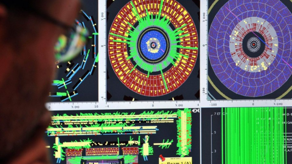 Na archívnej snímke vedci z Európskej organizácie pre jadrový výskum (CERN) v riadiacom stredisku v Ženeve sledujú, ako prvé lúče protónov vchádzajú do Veľkého hadrónového urýchľovača (LHC). 