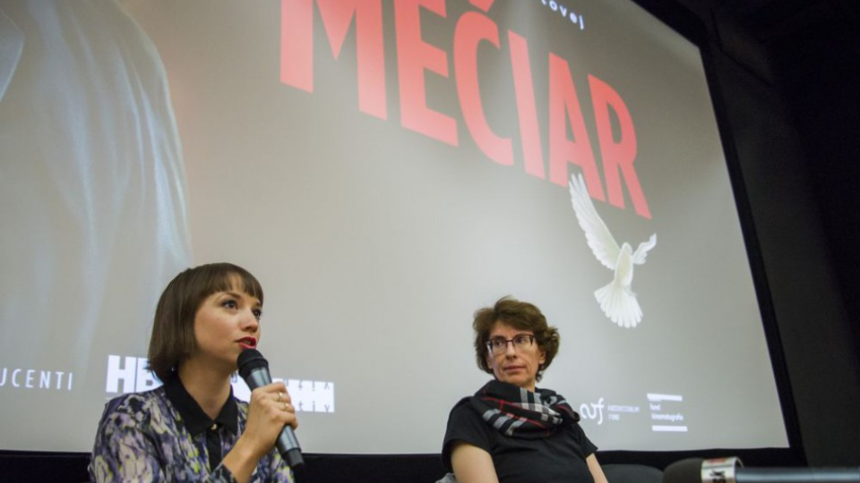 Na snímke režisérka Tereza Nvotová (vľavo) a producentka Zuzana Mistríková (vpravo) počas tlačovej konferencie po skončení novinárskej premiéry filmu Terezy Novotnej s názvom Mečiar, 11. októbra 2017 v Bratislave.