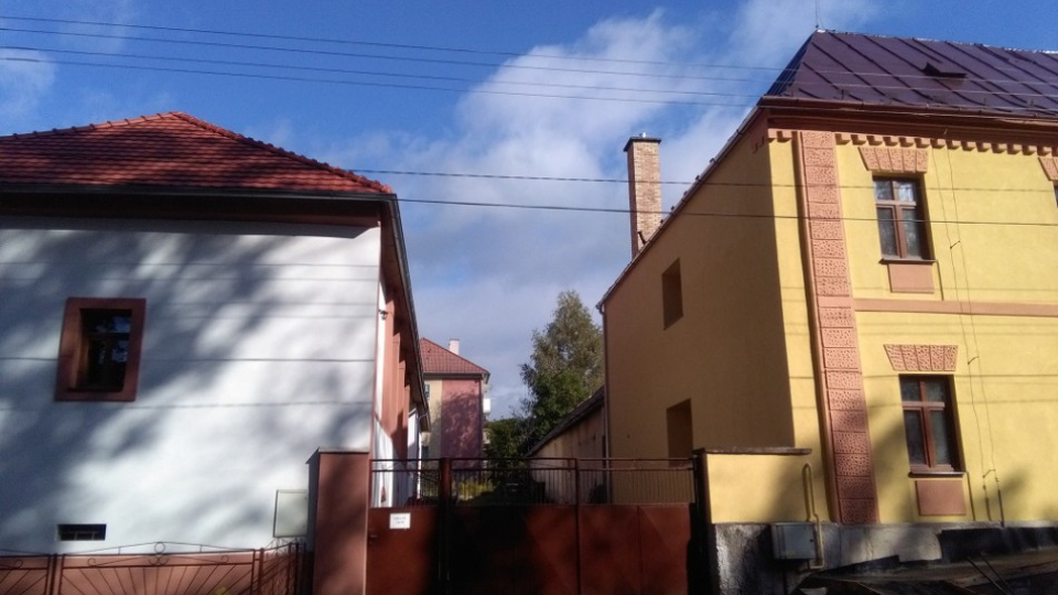 Na snímke obecný úrad a remeselný dom sú v tesnom susedstve. V Pliešovciach 14. októbra 2017. 