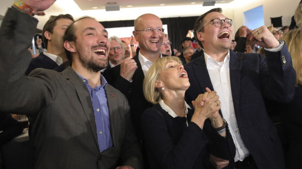 Stúpenci Sociálnodemokratickej strany Nemecka (SPD) reagujú po prvých výsledkoch exit pollu v predčasných voľbách do regionálneho parlamentu - krajinského snemu (Landtagu) 15. októbra 2017 v Hannoveri. 