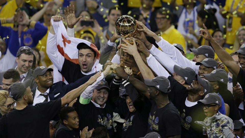 Hráči Golden State Warriors oslavujú zisk trofeje v NBA, 12. júna 2017.