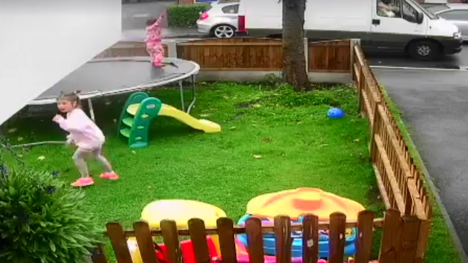 Kým sa dievčatá hrali na záhrade, zastavil pri nich muž v dodávke.