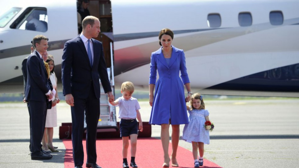 Kate, vojvodkyňa z Cambridge drží svoju dcéru Charlotte a princ William so synom Georgeom.