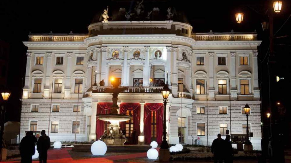Na snímke historická budova Slovenského národného divadla, v ktorej sa konal 17. ročník dobročinného Plesu v opere.