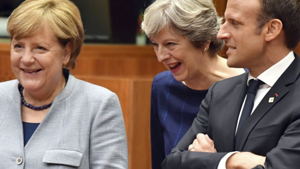 Britská premiérka Theresa Mayová (uprostred) sa rozpráva s francúzskym prezidentom Emmanuelom Macronom (vpravo) a nemeckou kancelárkou Angelou Merkelovou (vľavo) počas rokovania za okrúhlym stolom na summite EÚ v Bruseli 19. októbra 2017. Dohoda medzi Londýnom a Bruselom o právach občanov Európskej únie žijúcich v Británii je 