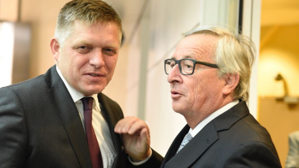 Na snímke slovenský premiér Robert Fico (vľavo) a predseda Európskej komisie Jean-Claude Juncker.