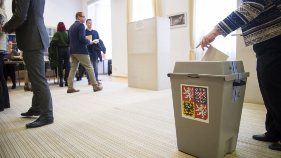 Na snímke volička vhadzuje svoj hlas do volebnej urny v priestoroch Veľyslanectva Českej republiky na Slovensku počas parlamentných volieb, 20. októbra 2017 v Bratislave. 