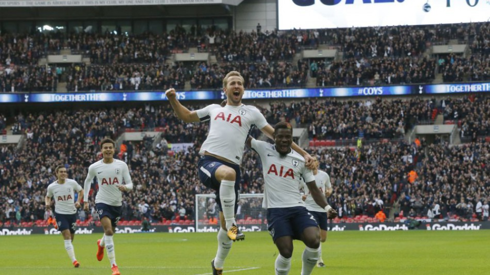 Futbalista Tottenhamu Harry Kane (uprostred) sa teší po strelení gólu v zápase 9. kola anglickej Premier League Tottenham Hotspur - FC Liverpool  v Londýne 22. októbra 2017. 