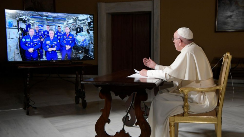 Na snímke pápež František počas videorozhovoru  z Vatikánu s členmi posádky Medzinárodnej vesmírnej stanice (ISS) vo štvrtok 26. októbra 2017.  František je druhý pápež v histórii, ktorý sa telefonicky spojil s posádkou na ISS.  Jeho predchodca pápež Benedikt XVI.  Hovoril s posádkou ISS v roku 2011. 